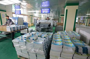 金正恩視察蒲公英作業本工廠 肯定產品設計，關注教育創新與策劃服務
